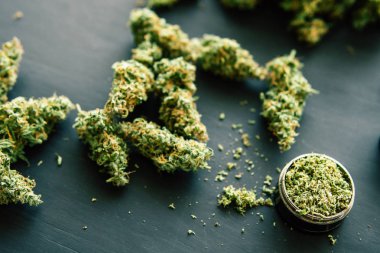 Üstten görünüm makro esrar trichomes ve ezilmiş ot bir değirmeni