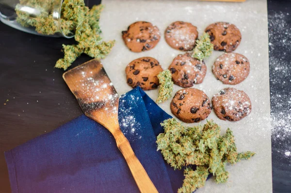 Begreppet matlagning med cannabisblad Cookies med cannabis och knoppar av marijuana på bordet. — Stockfoto