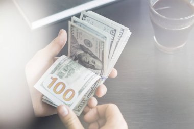 tekrar sayım dolar ver. adam parayı sayar. yeni yüz-doll ışık tonlama