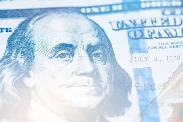 私たち 100 ドル紙幣をベンジャミン ・ フランクリンの顔のクローズ アップ マクロを調光 — ストック写真
