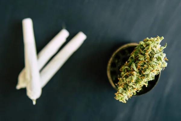 Cerrar Macro de marihuana conjunta con tricomas y hierba triturada en —  Fotos de Stock
