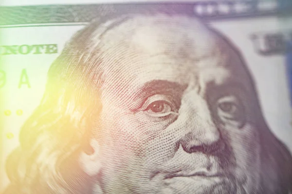 Macro tonificante chiaro vicino al volto di Ben Franklin sulla banconota da 100 dollari — Foto Stock