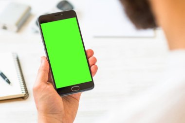 Online ödeme plastik kart yeşil ekran siyah bir smartphone chroma anahtar kompozisyon için