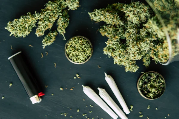 Cannabis toppen marihuana met schubben en geplette onkruid op een zwarte tabel insta dicht omhoog onkruid gemeenschappelijke Macro van — Stockfoto