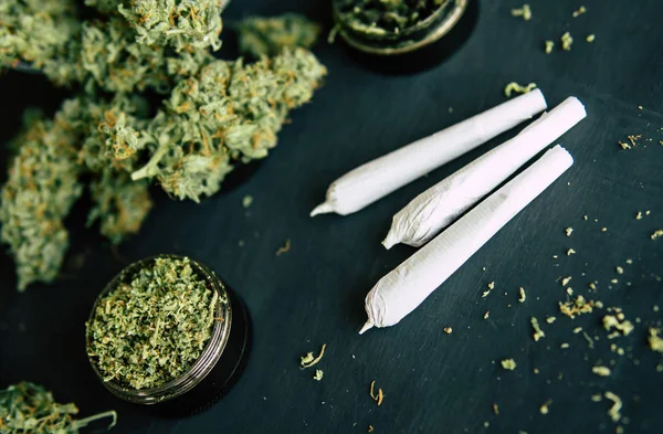 Marijuana bud cannabis med trichomes och ogräs gemensamma makro av cannabis knoppar — Stockfoto