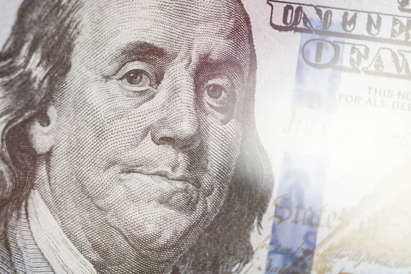 私たち 100 ドル紙幣をベンジャミン ・ フランクリンの顔のクローズ アップ マクロを調光 — ストック写真