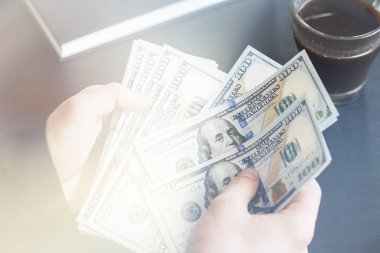 Işık tonlama el anlattıklarında dolar. adam parayı sayar. yeni yüz-bebek