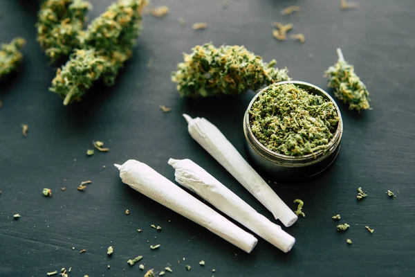 Gerold Joint cannabis onkruid ontluikt Macro van cannabis marihuana met schubben en c — Stockfoto