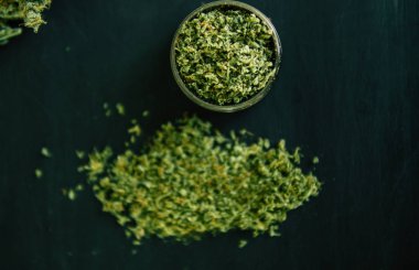 Esrar tomurcukları çiçeklerle bir ölçekte trichomes makro çekim