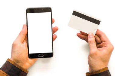 Plastik kart siyah smartphone sahte online ödeme ve kredi kartı bir m elinde