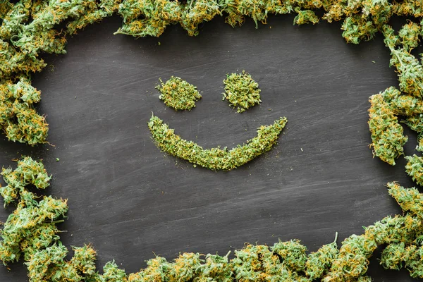 Muita maconha, sorrir botões frescos de maconha muitas ervas daninhas. Espaço de cópia Espaço de cópia — Fotografia de Stock