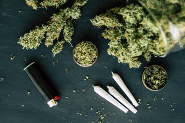 trichomes ve ezilmiş ot siyah bir tabloda ortak ot esrar ile makro esrar tomurcukları kadar yakın