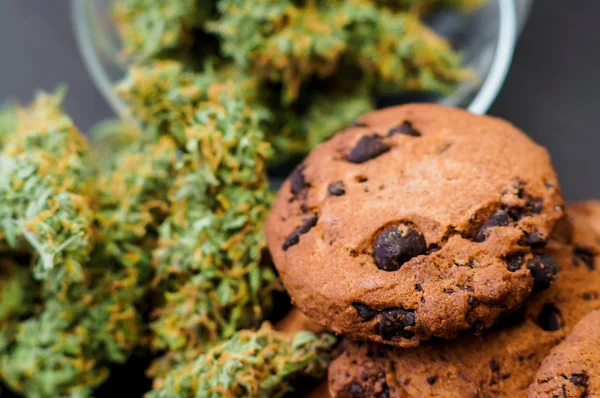 Marihuana op de tafel Cookies met cannabis en toppen van marihuana op de tafel. Concep — Stockfoto