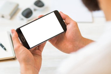 Online ödeme plastik kart adam bir akıllı telefon yatay olarak t için beyaz bir ekran ile kullanır