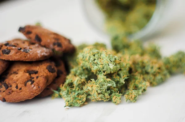 A cookie-k a kannabisz főzés a kannabisznövény és a rügyek, a marihuána, az asztalon. Koncepció Cbd használata — Stock Fotó