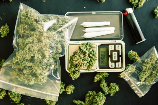 Bud Van Marihuana Bloemen Schalen Slijper Geraspte Cannabis Gezamenlijke Een — Stockfoto