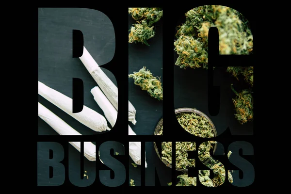 Marihuana, Gran Negocio, Fondo Negro. porro de marihuana con tricomas y hierba triturada en un molino para cortar un canapis sobre una mesa negra — Foto de Stock