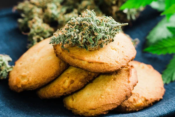 Marijuana närbild Cookies med cannabis och knoppar av marijuana — Stockfoto