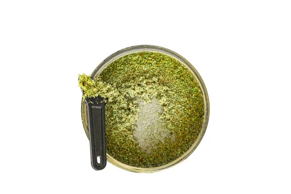 Kief em moedor de ervas daninhas Tricomas brotos de Cannabis macrotop uso médico THC e CBD — Fotografia de Stock