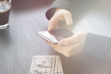 Işık tonlama beyaz genç işadamı para sayar 100 doları ışık tonlama