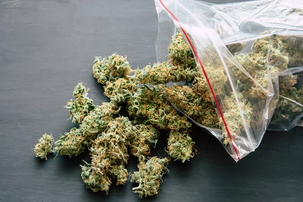Gros plan peser cannabis fleur marijuana sur une échelle concept de légalisation herbes mauvaises herbes — Photo