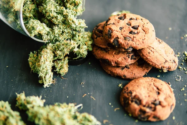 Koekjes met onkruid cannabis en toppen van marihuana op de tafel. CBD Macro-opname van cannabis — Stockfoto