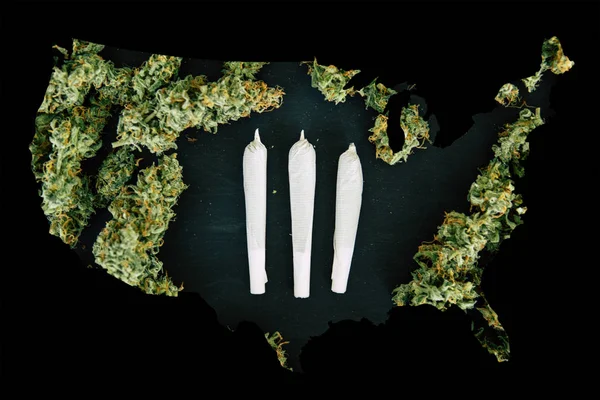 Cannabis Bud i enad stat i Amerika, juridiska Marijuana i Amerika. Kvarnen med krossade cannabis blommor och solidariskt ogräs på bakgrunden av en svart trä bordsskiva vy — Stockfoto