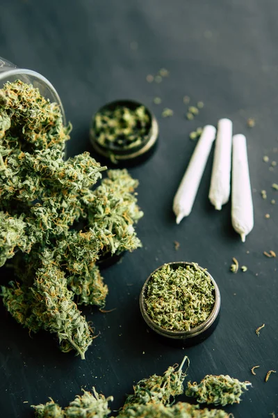 Top view brotes marihuana Macro de cannabis con tricomas y brote de malezas trituradas macro instinto — Foto de Stock