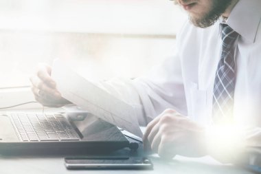 Konsantre işadamı office ışık tonlama masası, dizüstü bilgisayar üzerinde çalışan