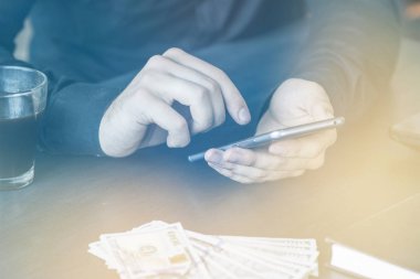 Teknoloji, online bankacılık, para transferi, e-ticaret kavramı. Işık tonlama