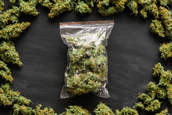 Un gran paquete de hierba Mucha marihuana, brotes frescos de cannabis mucha hierba. Copiar espacio Copiar espacio Vista superior — Foto de Stock