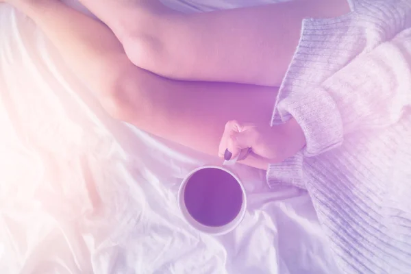 Чашка кави в руках в ліжку на білій ковдрі, проста, домашня, простір в кадрі копіювання простору зверху Світлове тонування — стокове фото