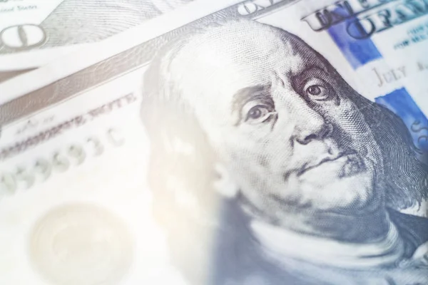 Macro primo piano del volto di Ben Franklin sulla banconota da 100 dollari Tonificante leggero — Foto Stock