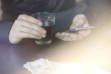 Teknoloji, online bankacılık, para transferi, e-ticaret kavramı tonlama ışık.