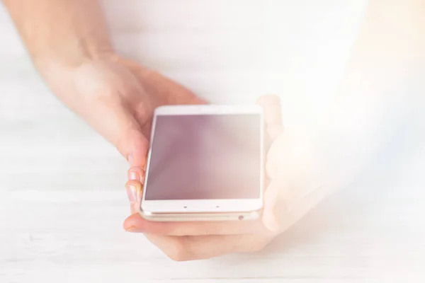 Hombre usando pantalla de teléfono inteligente blanco manos del teléfono inteligente cerrar tonificación de la luz — Foto de Stock