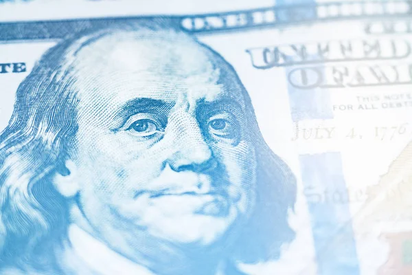 Macro tonificante chiaro vicino al volto di Ben Franklin sulla banconota da 100 dollari — Foto Stock