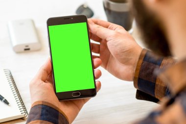 Online ödeme plastik kart yeşil ekran siyah bir smartphone chroma anahtar kompozisyon için