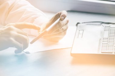 Işık tonlama, kahve içme ve evde dizüstü bilgisayar ve mobil akıllı telefon kullanarak iş adamı, Genç adam telefon, e ticaret veya evden online çalışan Internet tarama