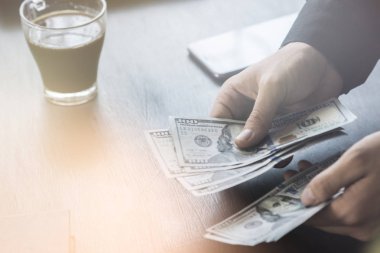 İşadamı tonlama beyaz genç ışık yüz doları para sayar