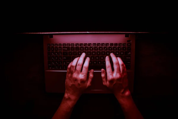 Dark net hacker ruso hackeando el servidor en la web oscura, Deep Web, Red —  Fotos de Stock