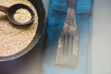 Tohum tohum vintage bir tavada rustik tarzı bir koyu renkli doğal dokulu ahşap, ışık tonlama bir arka plan karşı doğal bir tahta kaşık, bir kaşık