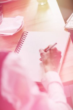 Genç iş adamları, eğitim eğitim konferans seminer notları alarak modern sınıf öğrencileri ışık tonlama