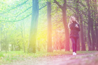 Evet, bir sabah bir akıllı telefon ile bir parkta yürüyüş ve kahve, hafif tonlama kızdır