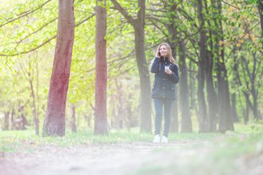 Evet, bir sabah bir akıllı telefon ile bir parkta yürüyüş ve kahve, hafif tonlama kızdır