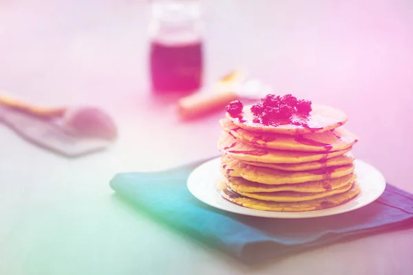 Läckra gyllene pannkakor med färska björnbär och blackberry, ljus toning — Stockfoto