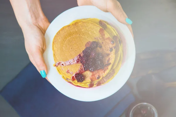 Läckra gyllene pannkakor med färska björnbär och blackberry, ljus toning — Stockfoto