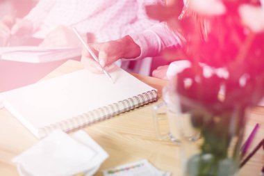 Kadının el ışık tonlama Organizer'da yazma yakın çekim