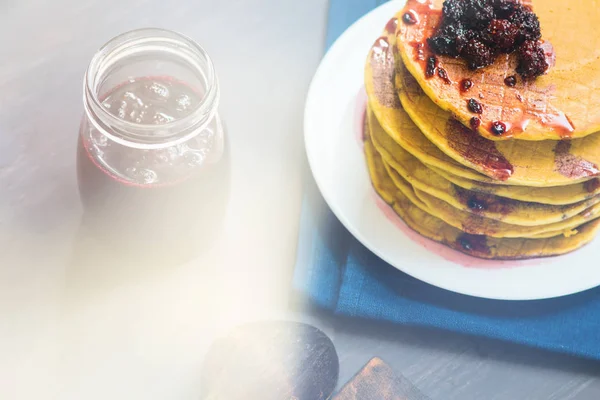 Läckra gyllene pannkakor med färska björnbär och blackberry, ljus toning — Stockfoto