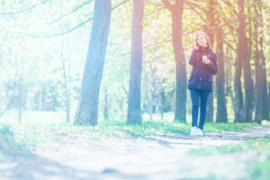 Evet, bir sabah bir akıllı telefon ile bir parkta yürüyüş ve kahve, hafif tonlama kızdır