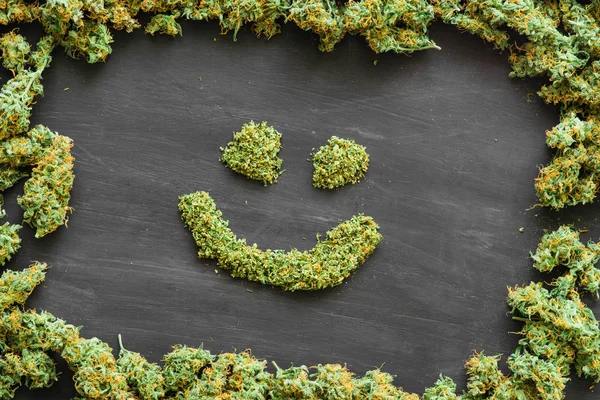 Um sorriso de muita maconha, botões frescos de maconha muitas ervas daninhas . — Fotografia de Stock